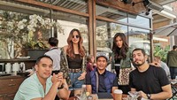 Family business, tulis Adinda di keterangan foto. Mereka berkumpul di Los Angeles sambil mencicip kopi hingga pizza. Foto: Instagram adindabakrie