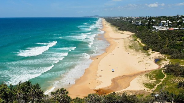Noosa memang terkenal dengan wisata pantainya yang cantik, plus bisa buat main surfing. Wajar kalau banyak turis lokal Aussie yang liburan ke sini (iStock) Noosa memang terkenal dengan wisata pantainya yang cantik, plus bisa buat main surfing. Wajar kalau banyak turis lokal Aussie yang liburan ke sini (iStock)