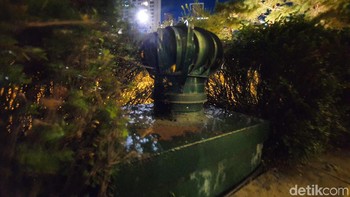 Bagaimana dengan foto pada malam hari? Note 10+ sebenarnya cukup mampu mengambil foto minim cahaya, apalagi ada pula night mode-nya. Nah, yang ini diambil dengan ultrawide, minim cahaya, dengan night mode. (Foto: Kris/detikINET)