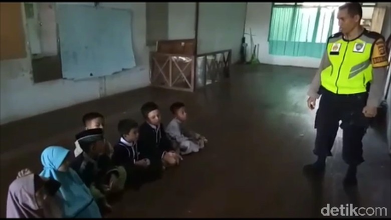 Kisah Bripka Ahmad Sisihkan Gaji dan Hibahkan Tanah untuk Bangun SD di Sulbar Kisah Bripka Ahmad Sisihkan Gaji dan Hibahkan Tanah untuk Bangun SD di Sulbar
