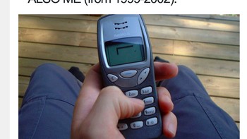 Kecanduan main Snake di ponsel Nokia jadul. Foto: Bored Panda