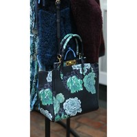 Di jajaran aksesori, Coach turut memperkenalkan salah satu anggota baru keluarganya. Coach Troupe, begitu namanya, hadir dengan siluet kotak yang berjaya di era 1990an dalam sentuhan kekinian. (Foto: Dok. Coach)