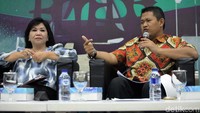 Anggota Komisi I DPR RI, Evita Nursanty bersama Ketua Lembaga Riset Keamanan Uber Komunikasi CISSReC, Pratama Persadha menjadi nara sumber pada diskusi Forum Legislasi di Media Center MPR/DPR RI,  Kompleks Parlemen, Senayan, Jakarta, Selasa (13/8/2019).