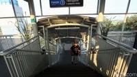Stasiun ini juga terhubung dengan JPO agar memudahkan penumpang yang akan melanjutkan perjalanan lanjutan dengan moda transportasi lain.