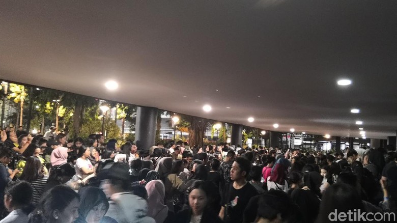 Foto: Konser batal, Fans LANY rusuh / Dyah P Saraswati Foto: Konser batal, Fans LANY rusuh / Dyah P Saraswati