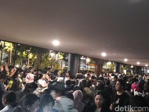 Konser LANY Batal, Penonton Lempar-lempar Botol