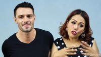Elly pun mengaku dirinya dan Christian hanya sebatas teman. Pool/Palevi S/detikFoto.
