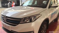 Dari bagian luar, mobil memiliki desain khas mobil DFSK. Sebuah SUV yang cocok untuk perkotaan. Unit yang dipakai detikcom, berwarna putih dengan semburat warna biru di beberapa bagian.