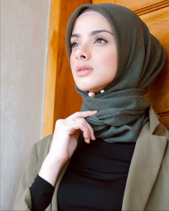 Gaya hijab selebgram Ghina Alwi dengan menyematkan tuspin mutiara ini bisa kamu tiru untuk tampilan office look dengan hijab yang dililit rapi ke leher. Foto: Dok. Instagram @ghina