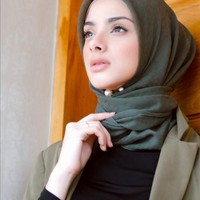 Gaya hijab selebgram Ghina Alwi dengan menyematkan tuspin mutiara ini bisa kamu tiru untuk tampilan office look dengan hijab yang dililit rapi ke leher. Foto: Dok. Instagram @ghina