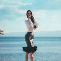 Ivana ingin pakaian renangnya itu dapat memamerkan lekuk tubuh sambil mengekspresikan kebanggan nasional. Satu pakaian renang CROkini dihargai £ 54 atau Rp 931 ribu. Foto: dok. Instagram @knolldoll