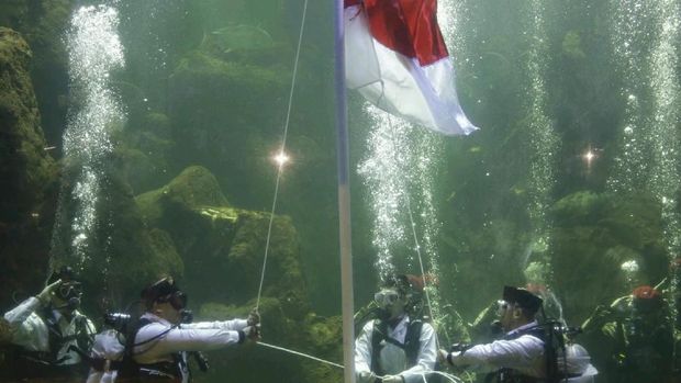 Perdana Kibarkan Bendera di Dalam Air, Aaliyah Massaid Sempat Bingung