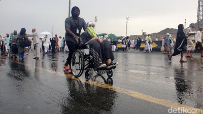 Potret Lalu Lalang Jemaah Pasca Mina Diguyur Hujan & Angin Kencang