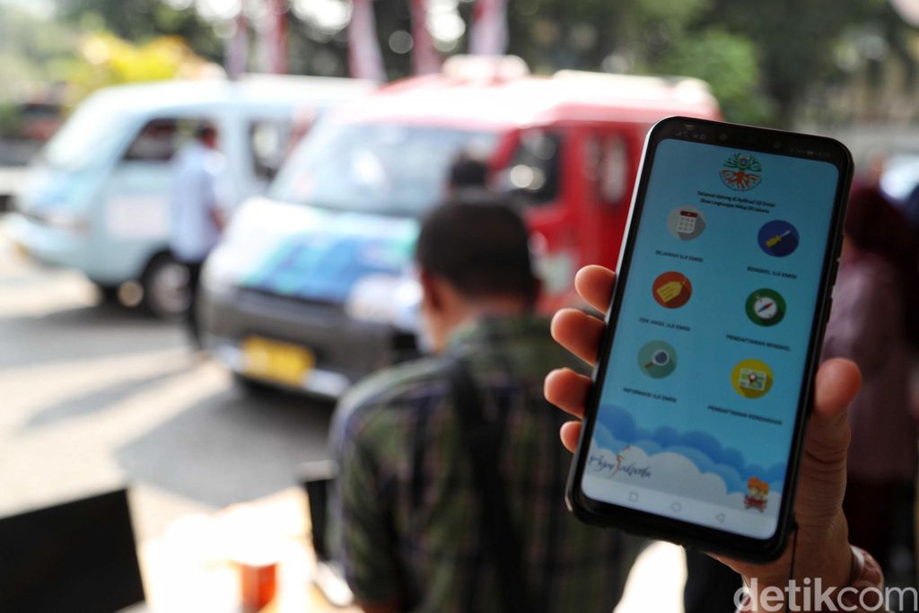 Gubernur DKI Jakarta, Anies Baswedan, meluncurkan secara resmi aplikasi e-Uji Emisi di Balai Kota DKI Jakarta, Selasa (13/8/2019). Dia berharap, aplikasi ini bisa mempermudah masyarakat menguji emisi kendaraan.