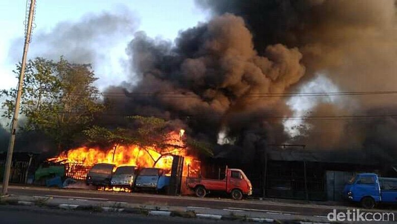 Kuburan Mobil di Lamongan Terbakar, Penyebab Belum DIketahui Kuburan Mobil di Lamongan Terbakar, Penyebab Belum DIketahui