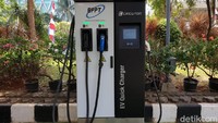 Sudah cukup banyak pengguna mobil listrik yang memanfaatkan fasilitas charging station milik BPPT itu. Ada pengguna mobil listrik seperti BMW. Tapi paling banyak mobil taksi. Pernah sekaligus 4 mobil taksi yang ngecas di situ. Foto: Luthfi Anshori
