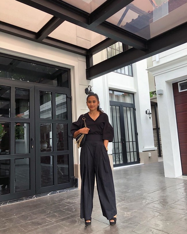 Nadia Nasimuddin merupakan sosialita Malaysia yang tajir melintir. Nadia adalah adik dari Faisal Nasimuddin, pria yang digosipkan pacaran dengan Luna Maya. Gaya Nadia pun tak kalah mewah dari Luna.  Foto: dok. Instagram @nadianasimuddin