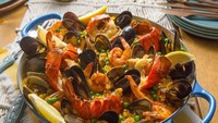 Bagi penggemar nasi bisa coba paella, hidangan nasi khas Spanyol dengan topping aneka seafood dan sayuran. Rasanya enak dan gurih. Foto: Istimewa