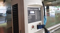 SPLU di area parkir SPBU Coco Rasuna Said, Kuningan, memiliki empat unit alat pengisian daya baterai. Pertamina menyebutnya sebagai Green Energy Station (GES). Foto: Luthfi Anshori