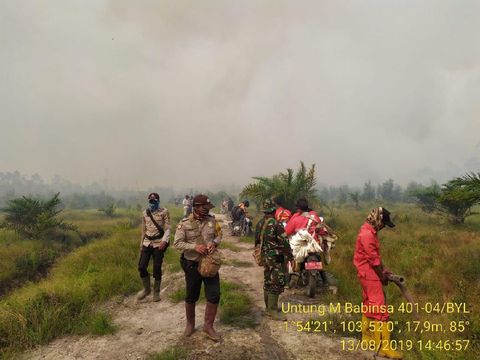 Petugas terus berusaha memadamkan api