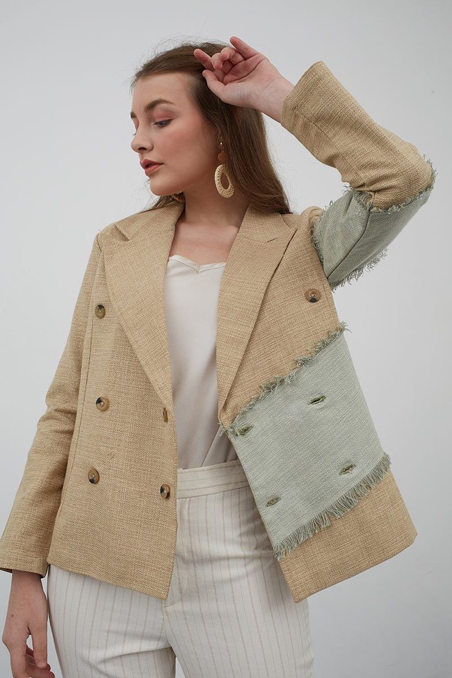 Pilihannya yang lebih unik ditawarkan situs belanja Berrybenka. Ozwina Patches Frayed Blazer Brown berikut punya kombinisi warna dan aksen rumbai yang menarik. Item ini bisa dimiliki dengan Rp 279 ribu. Foto: Berrybenka