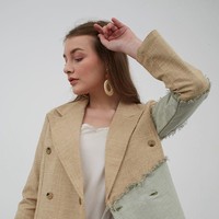 Pilihannya yang lebih unik ditawarkan situs belanja Berrybenka. Ozwina Patches Frayed Blazer Brown berikut punya kombinisi warna dan aksen rumbai yang menarik. Item ini bisa dimiliki dengan Rp 279 ribu. Foto: Berrybenka