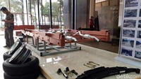 Beragam suku cadang mobil Esemka ini dipamerkan di Kantor Kemenperin, Jakarta Selatan, Selasa (13/8).