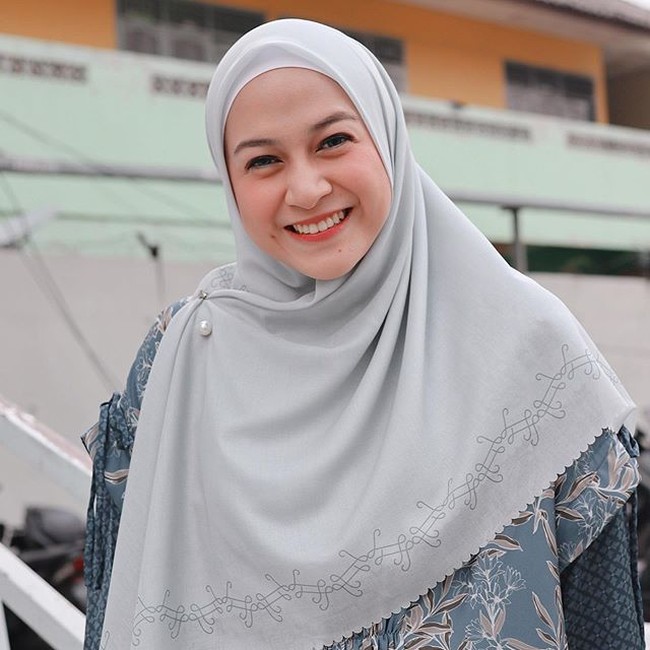 Ingin memakai hijab yang menutup dada? Penampilan Nina Zatulini Chandra bisa kamu terapkan. Nina memakai tuspin mutiara untuk mengaitkan satu sisi hijabnya sehingga menutupi dada. Foto: Dok. Instagram @ninazatulini22