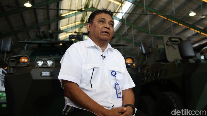 Abraham Mose adalah Direktur Utama PT Pindad (Persero). Pria kelahiran Gorontalo itu diangkat menjadi Direktur Utama PT Pindad (Persero) lewat Surat Keputusan Menteri BUMN nomor SK-169 / MBU / 08/2016.