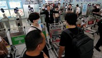 Aksi yang dilakukan para demonstran tersebut membuat para penumpang marah dan mencoba mendorong para demonstran yang menghalangi mereka.