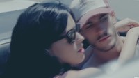 Ia beradegan mesra dengan Katy dalam video klip tersebut. Dok. Instagram/iamjoshkloss