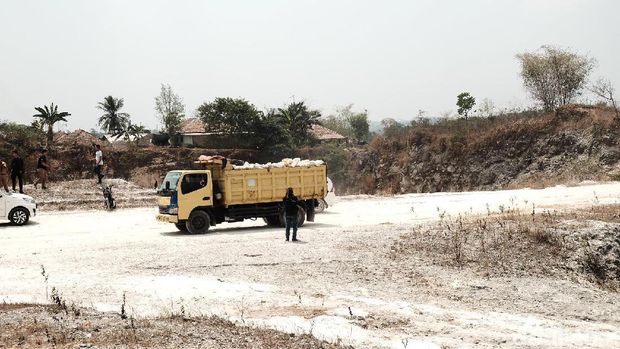 Pemkab Karawang Setop Pembangunan Ternak Ayam yang Keruk Karst Pangkalan