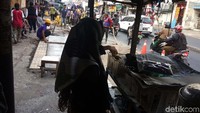 Penataan akan dimulai secara bertahap. Untuk tahap awal Pemkot Bandung baru bisa menyiapkan 15 tenda untuk menampung sekitar 25 pedagang.