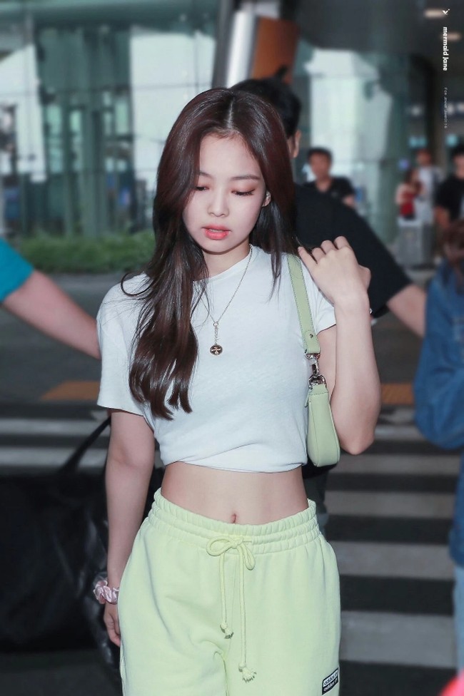 Semua perseonel Blackpink memiliki pinggang yang kecil, termasuk Jennie. Dikabarkan jika salah satu rahasia tubuh langsing dan pinggang semutnya adalah olahraga pilates. Foto: Fansite