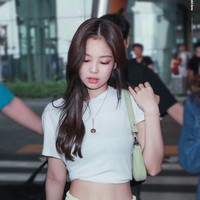 Semua perseonel Blackpink memiliki pinggang yang kecil, termasuk Jennie. Dikabarkan jika salah satu rahasia tubuh langsing dan pinggang semutnya adalah olahraga pilates. Foto: Fansite