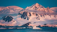Berada di area kutub, Antartika hanya memiliki 2 musim saja, dingin dan panas. Saat musim panas, Antartika akan mendapat banyak sinar matahari. (iStock)