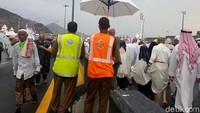 Para petugas haji pun tampak turun kejalan memastikan kondisi aman untuk akses menuju Mina.