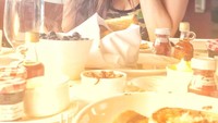 Adinda menikmati banyak makanan di New York nih. Mulai dari omelet putih telur, French toast dengan pisang, sampai buah-buahan. Nyamm! Foto: Instagram adindabakrie