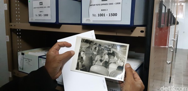 ANRI harus disokong untuk memelihara dokumen tua bersejarah. Pada akhirnya ini bisa dinikmati masyarakat dengan lebih mudah, contohnya foto lawas Bung Karno ini (Masaul/detikcom) ANRI harus disokong untuk memelihara dokumen tua bersejarah. Pada akhirnya ini bisa dinikmati masyarakat dengan lebih mudah, contohnya foto lawas Bung Karno ini (Masaul/detikcom)