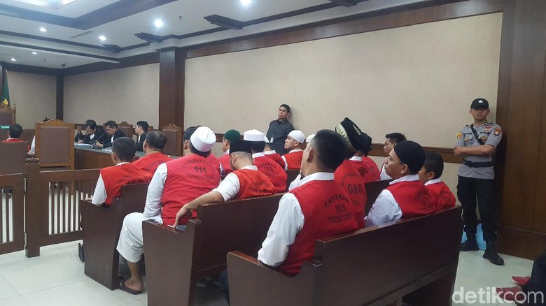 Beri Air Minum dan Cuci Muka ke Perusuh 22 Mei, 29 Orang Diadili Beri Air Minum dan Cuci Muka ke Perusuh 22 Mei, 29 Orang Diadili