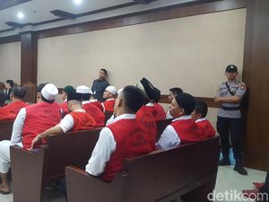 Beri Air Minum dan Cuci Muka ke Perusuh 22 Mei, 29 Orang Diadili