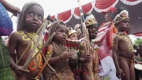 Puluhan siswa di Mimika mengenakan baju adat Papua saat mengikuti karnaval di Mimika, Papua, pada Senin (12/8/2019) kemarin.