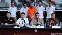 Atas perbuatannya, tersangka dikenai Pasal 378 KUHP dan Pasal 372 KUHP tentang penipuan atau penggelapan. Tersangka terancam hukuman 4 tahun penjara.