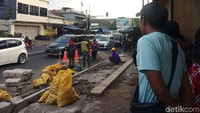 Untuk memulai penataan, sejak Senin (12/8/2019) malam, puluhan PKL Cicadas dengan sukarela membongkar lapak-lapak dagangannya. Pembongkaran dilakukan dari ujung sebelah timur di dekat belokan Cikutra.