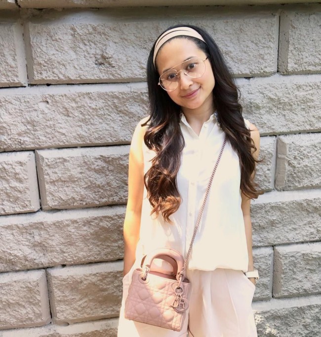 Meski bergaya kasual, namun tas Nadia harganya bisa mencapai Rp 60 juta. Tas pinknya itu datang dari Dior dari seri Lady Dior.  Foto: dok. Instagram @nadianasimuddin