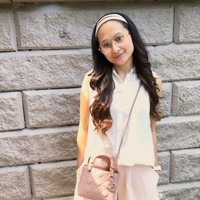 Meski bergaya kasual, namun tas Nadia harganya bisa mencapai Rp 60 juta. Tas pinknya itu datang dari Dior dari seri Lady Dior.  Foto: dok. Instagram @nadianasimuddin