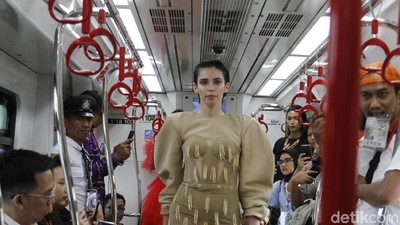 Foto: Pertama Kalinya Model Fashion Show di Gerbong LRT Jakarta