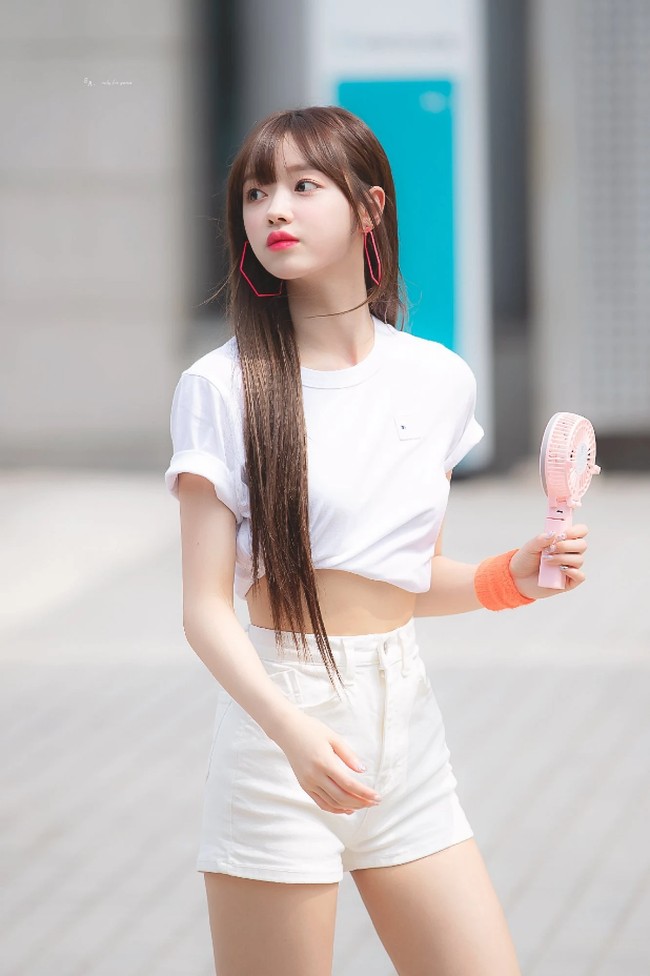 Personel Oh My Girl ini dikenal dengan proporsi tubuhnya yang menawan. Tak hanya punya pinggang semut, YooA juga memiliki leher dan kaki yang panjang yang membuatnya semakin mencuri perhatikan ketika menari. Foto: Fansite