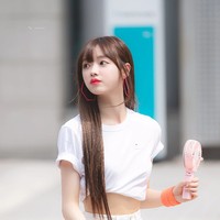 Personel Oh My Girl ini dikenal dengan proporsi tubuhnya yang menawan. Tak hanya punya pinggang semut, YooA juga memiliki leher dan kaki yang panjang yang membuatnya semakin mencuri perhatikan ketika menari. Foto: Fansite