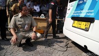 Anies juga mengecek uji emisi angkot JakLingko.
